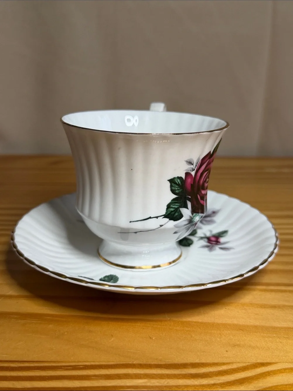 Vintage Royal Windsor Fine Bone China Teacup & Saucer Set - Red Roses England